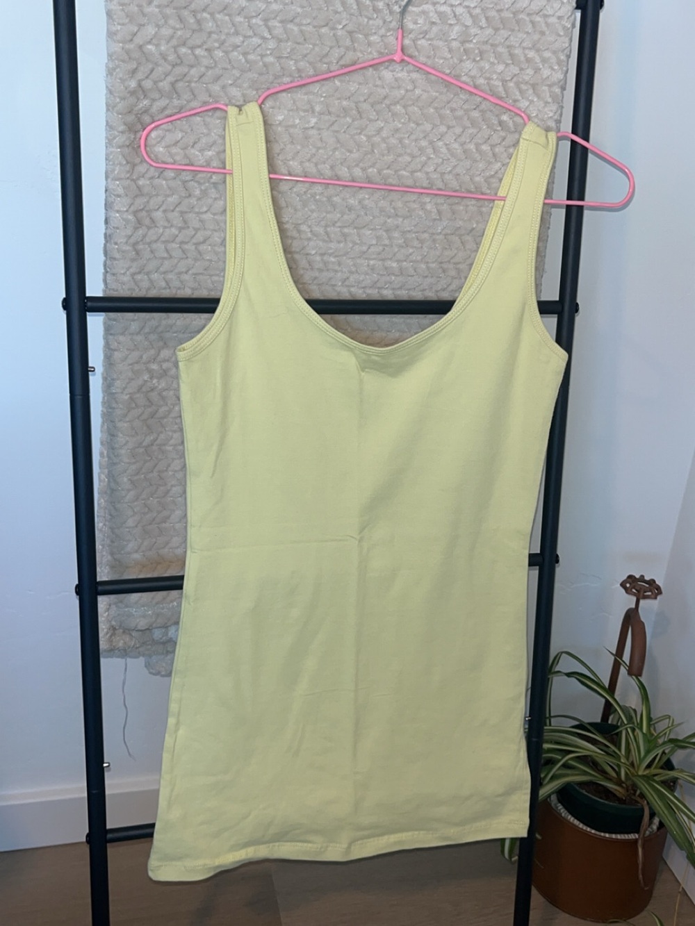 Women’s Sleeveless Scoop Neck Tank - Light Yellow